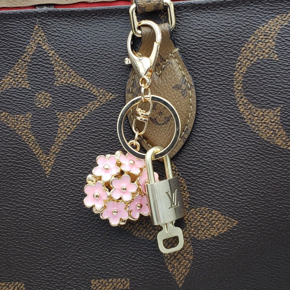 LV Gold Padlock 🔑 Authentic Louis Vuitton Charm + Unbranded Flower Keychain - Picture 9 of 11